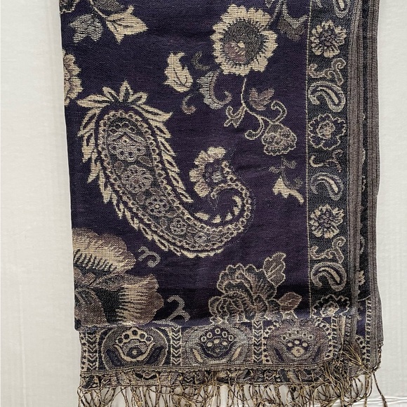 Elegant Reversible Paisley Pashmina Scarf with Fringe Tassels - Picture 7 of 7